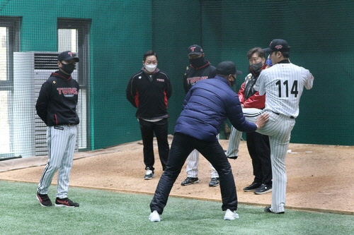 투수 조용근의 하체를 중심으로 투구 자세를 설명하는 선동열 전 감독  [LG 트윈스 제공]